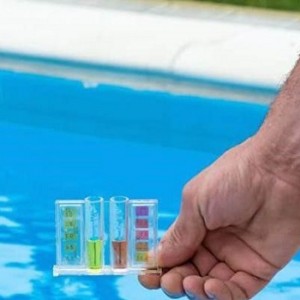 Sử dụng clo xử lý nước hồ bơi nhanh chóng và sạch